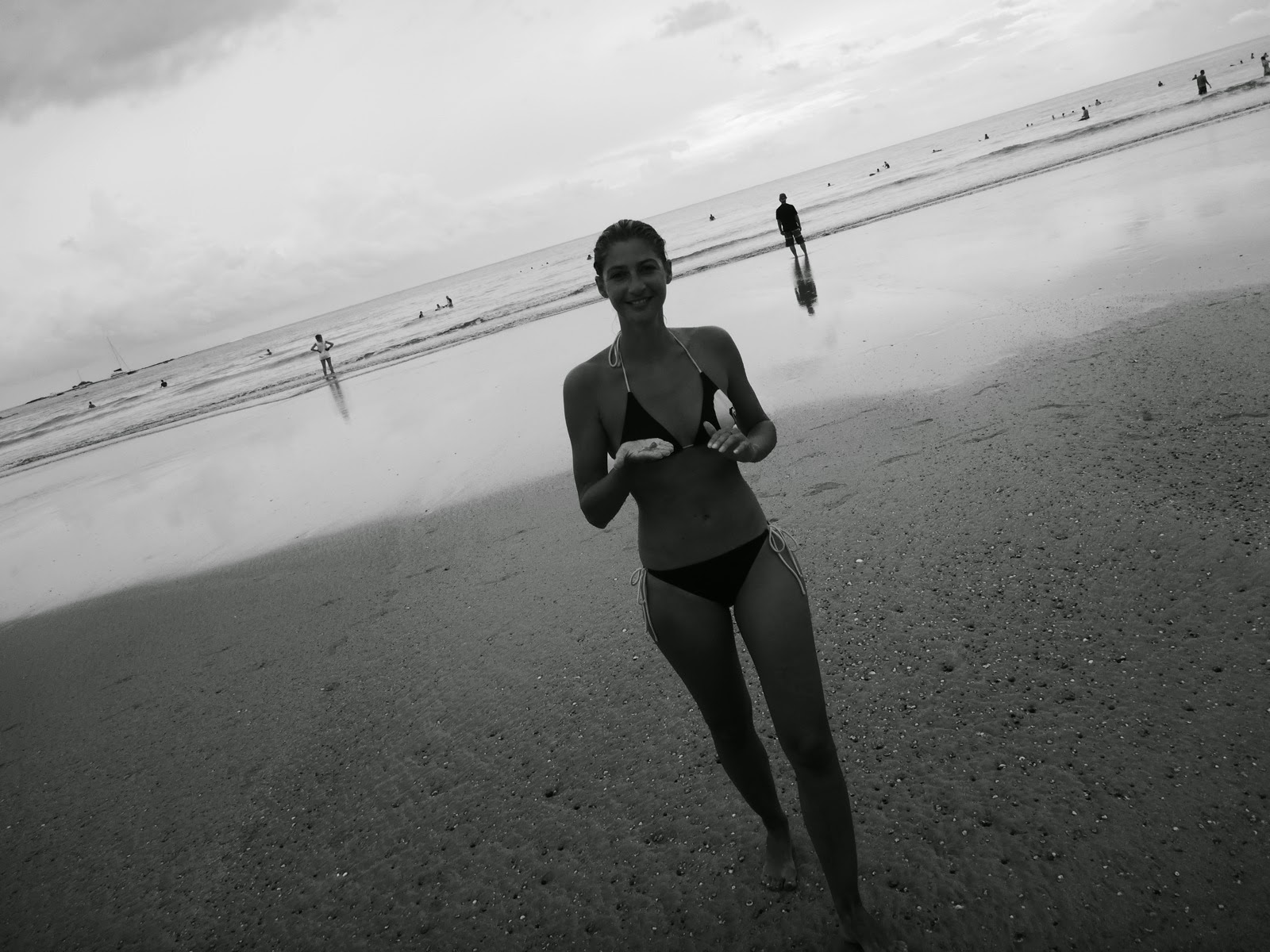 Une promeneuse sur la plage, en noir et blanc