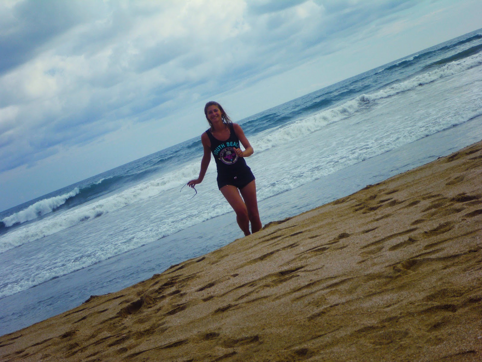 Une promeneuse sur une plage déserte
