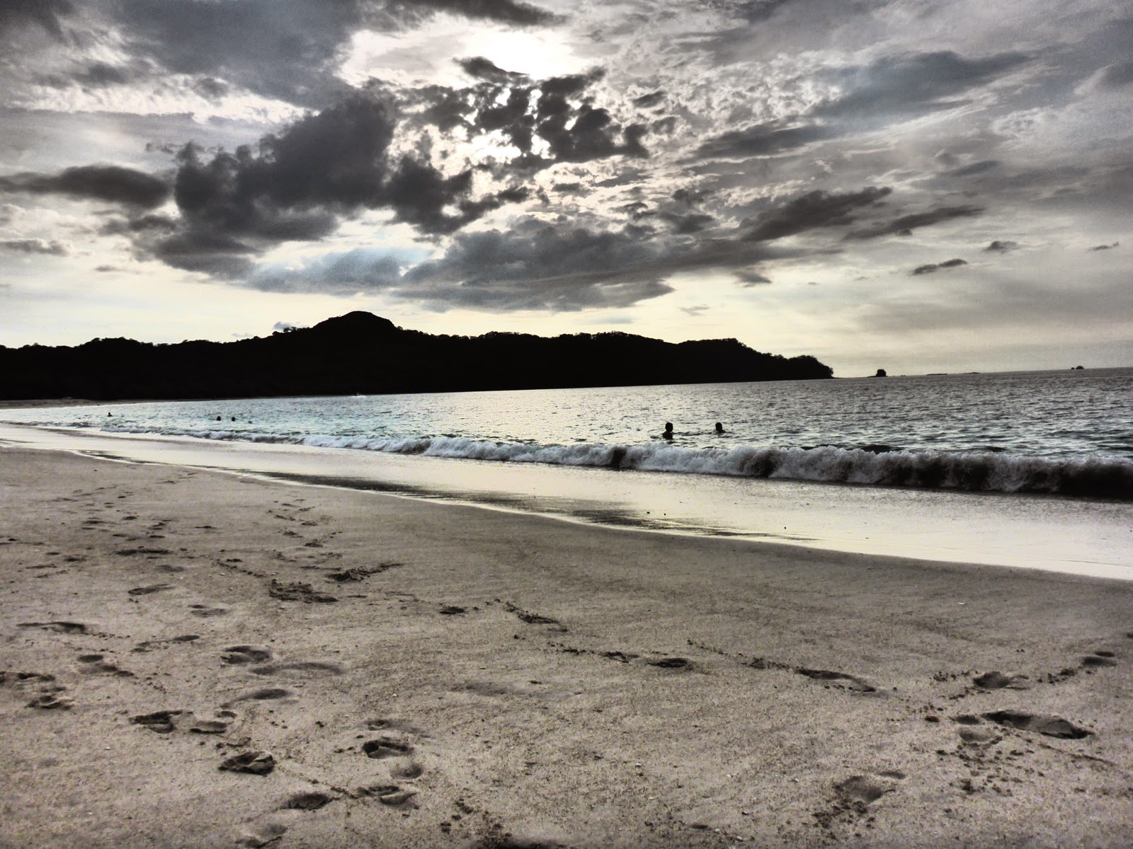 Plage du Pacifique sous un ciel chargé