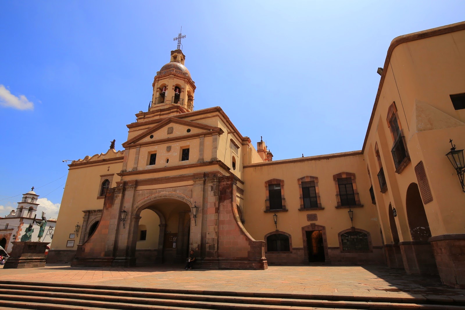 Façade d’une église coloniale ocre