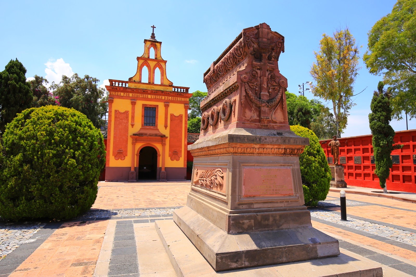 Monument et chapelle orange sur une place