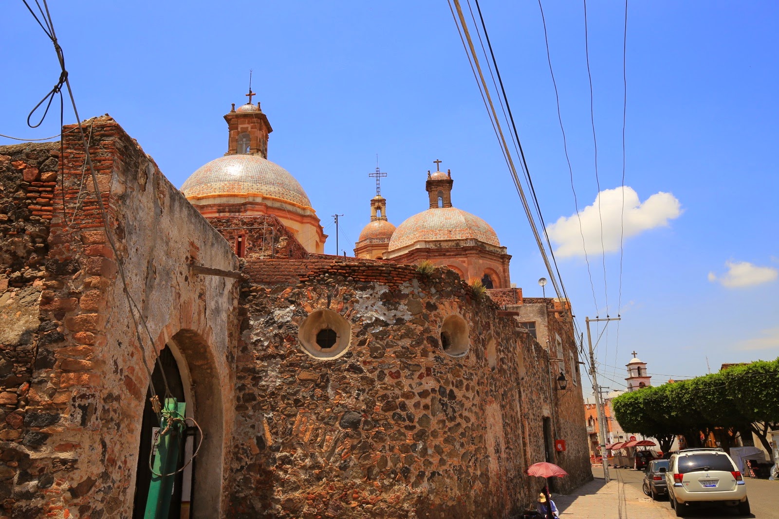 Église coloniale en pierre et coupoles de Queretaro