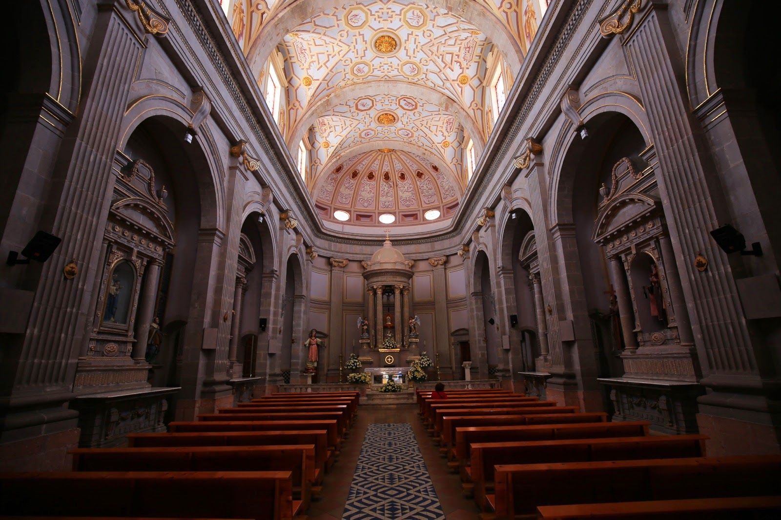 Nef et voûtes peintes d’une église