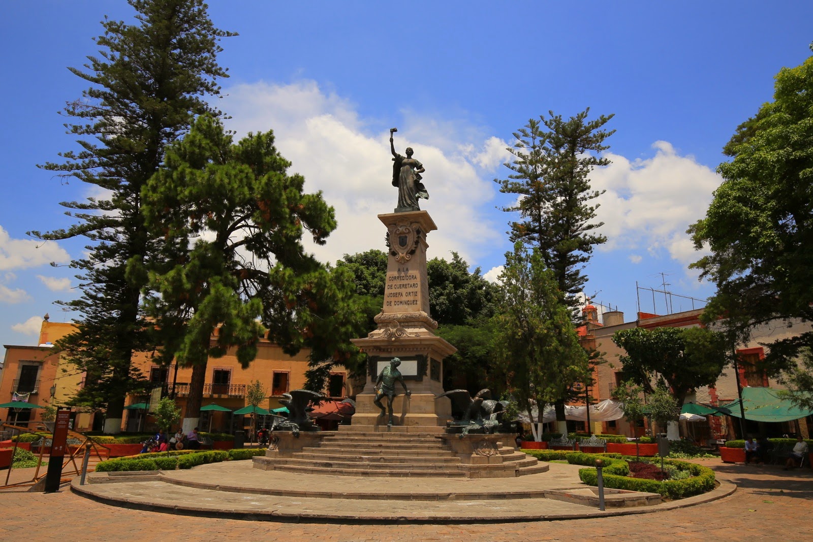 Statue sur une place arborée de Queretaro