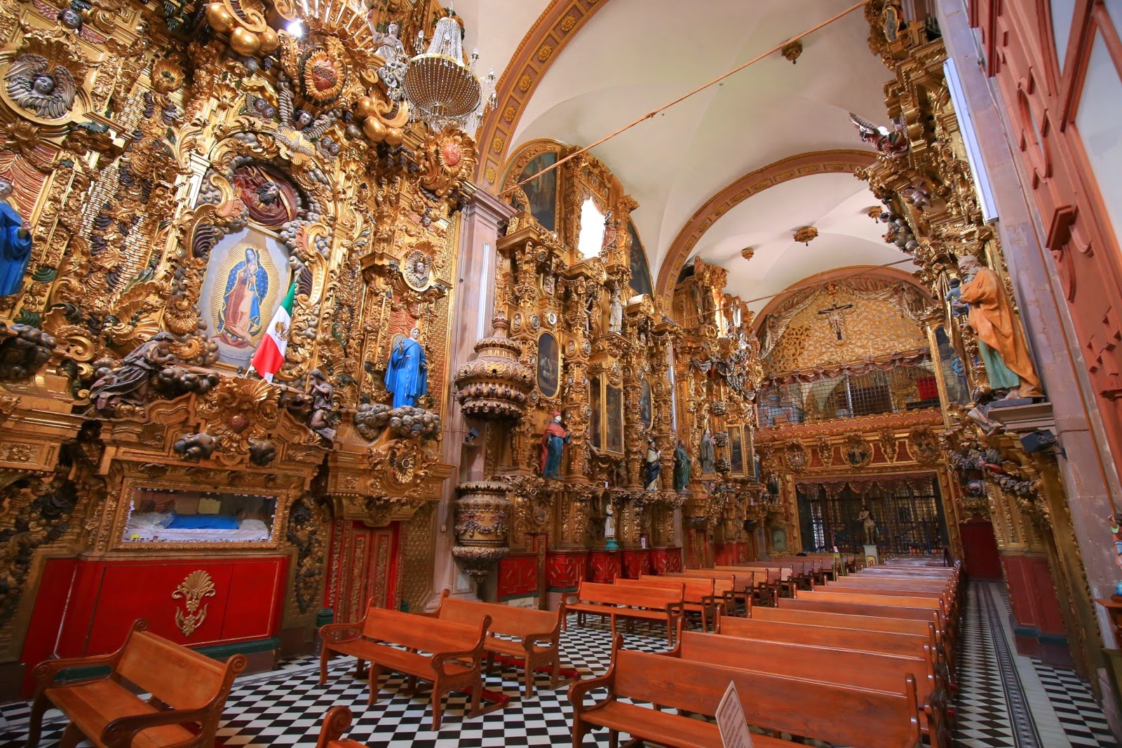 Retable doré de style rococo dans une église