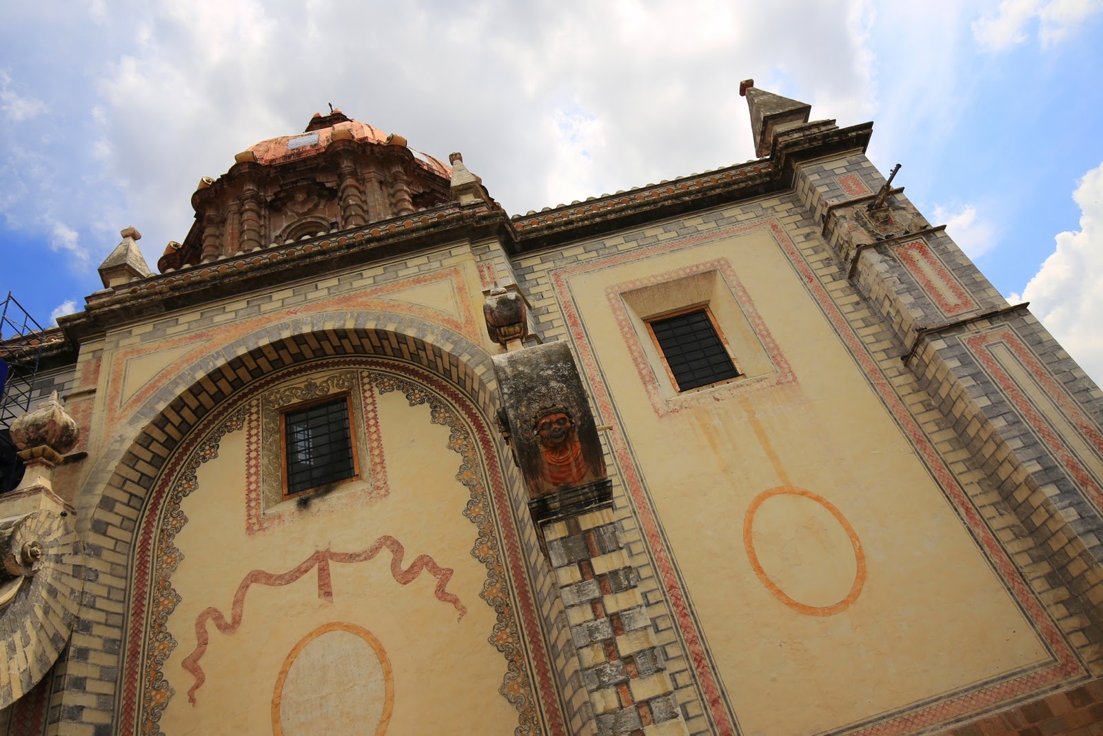 Façade sculptée d’une église