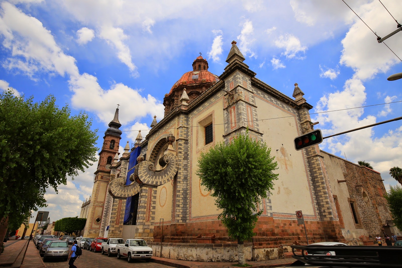 Église baroque et ciel nuageux
