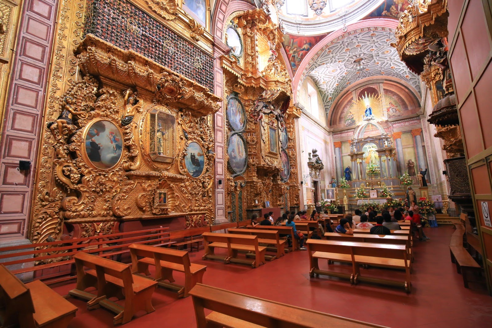 Intérieur rococo doré d’une église