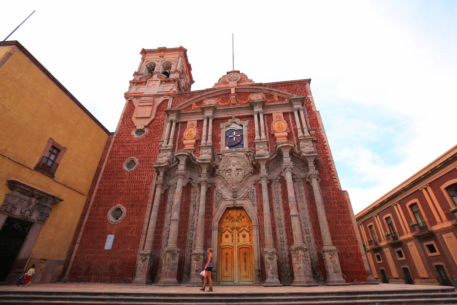 Façade baroque rouge d’une église