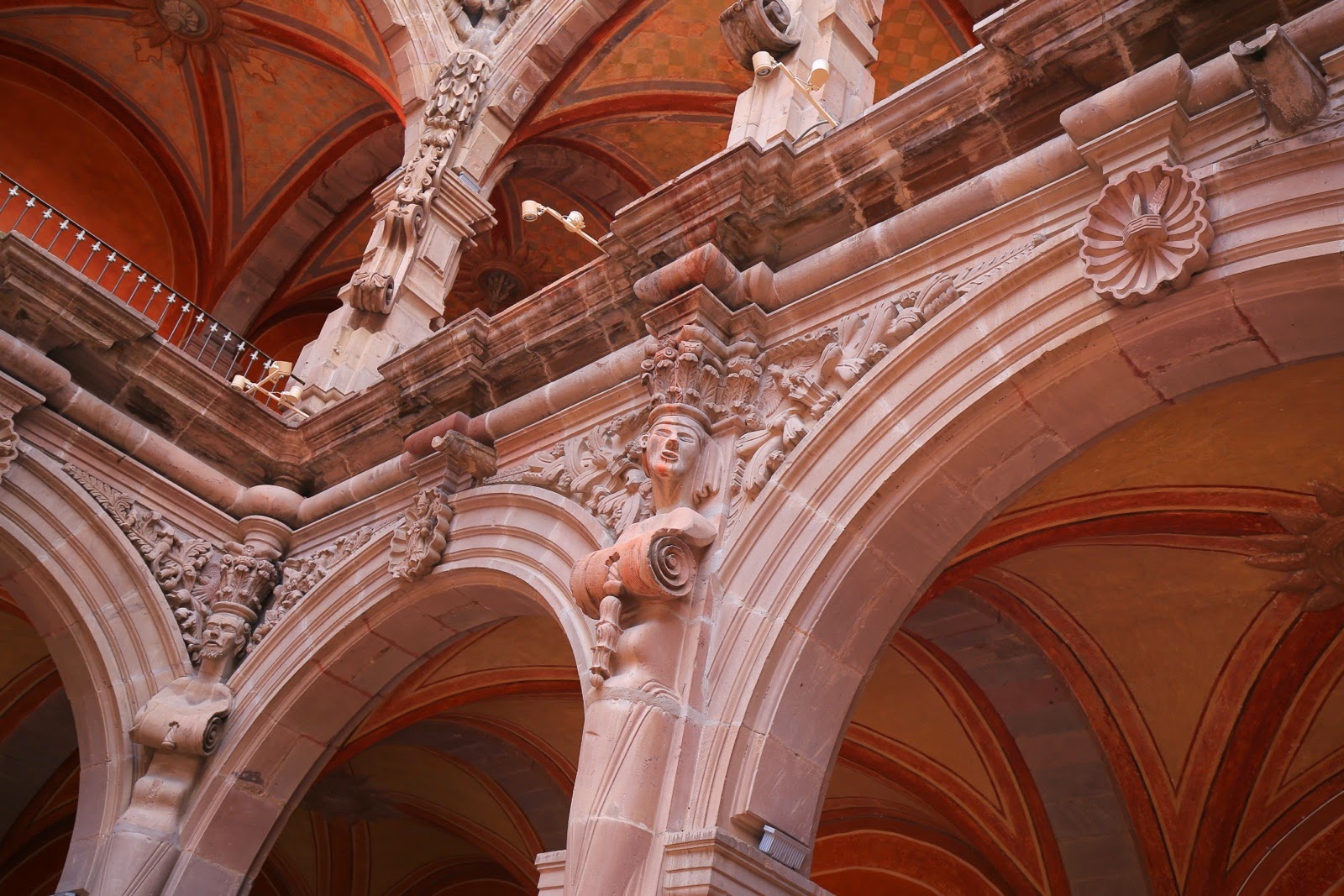 Arcades sculptées d’un cloître baroque
