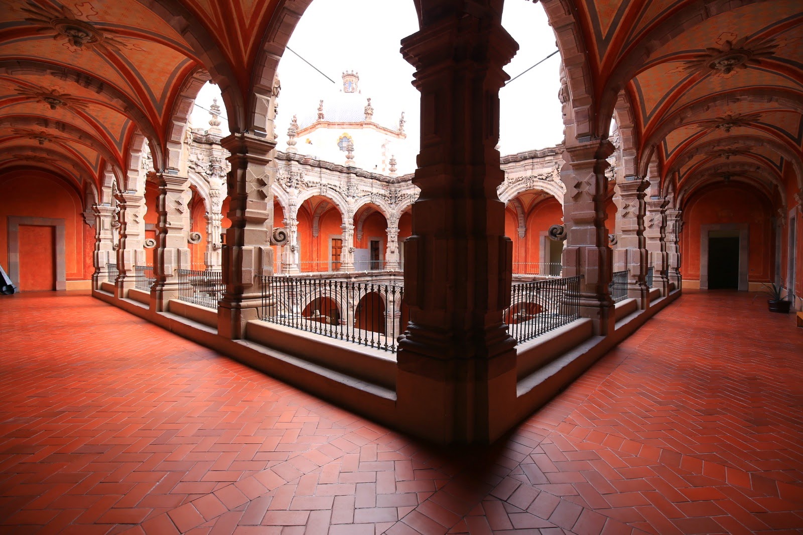 Galerie à arcades d’un cloître