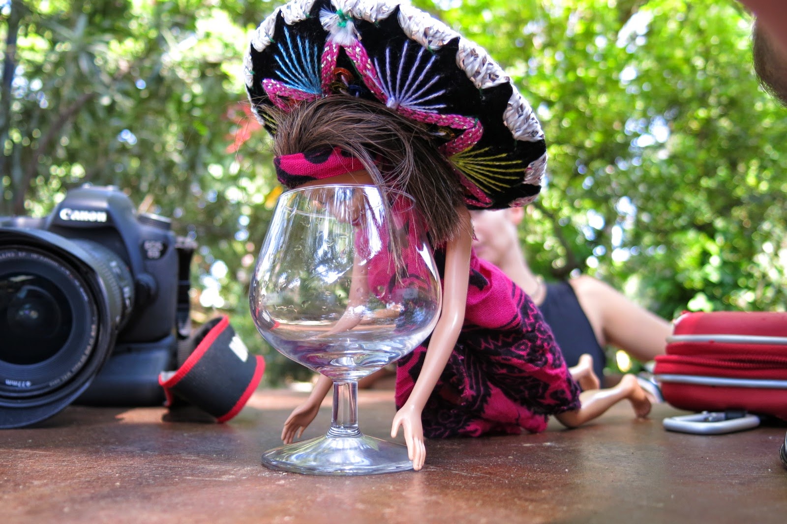 Barbie et verre de dégustation