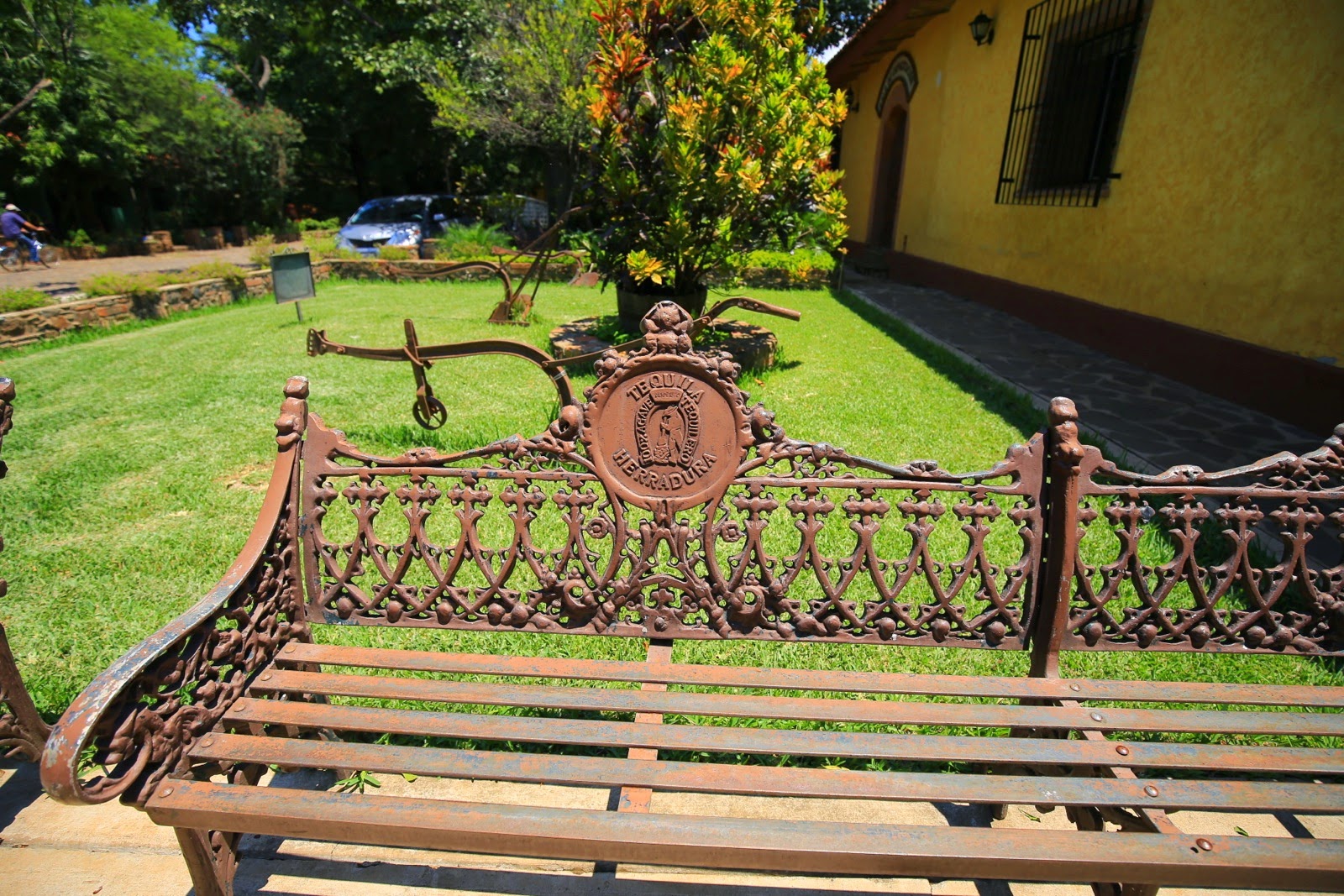 Banc en fer forgé dans le jardin de l’hacienda