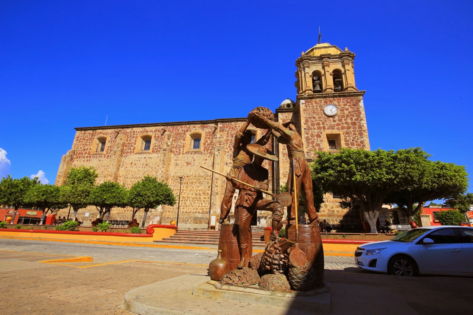Église et sculpture en métal sur la place de Tequila