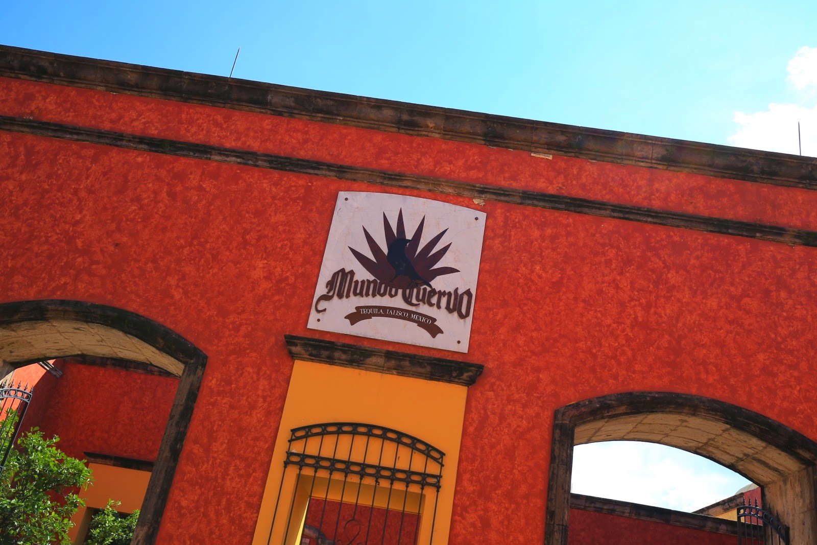 Enseigne de Mundo Cuervo sur un mur rouge