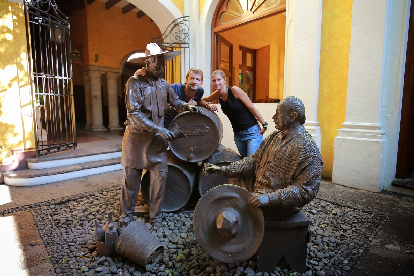 Statues en bronze devant une maison de Tequila
