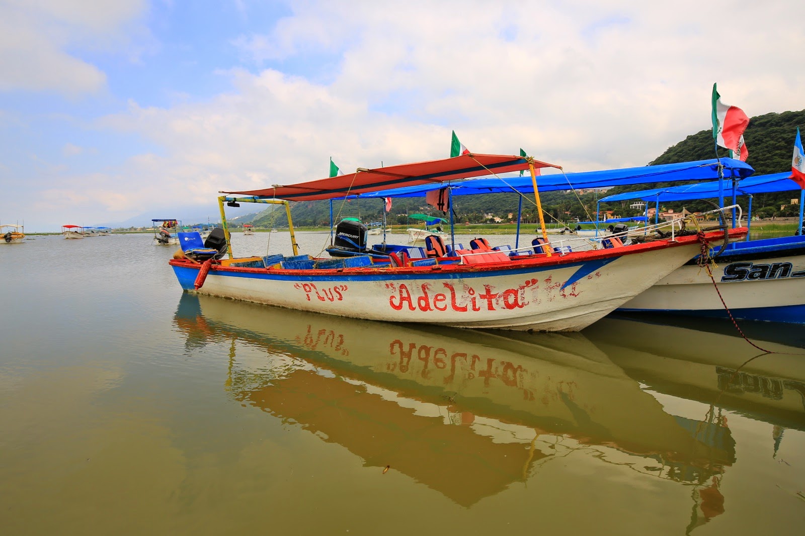 Barques colorées au bord du lac