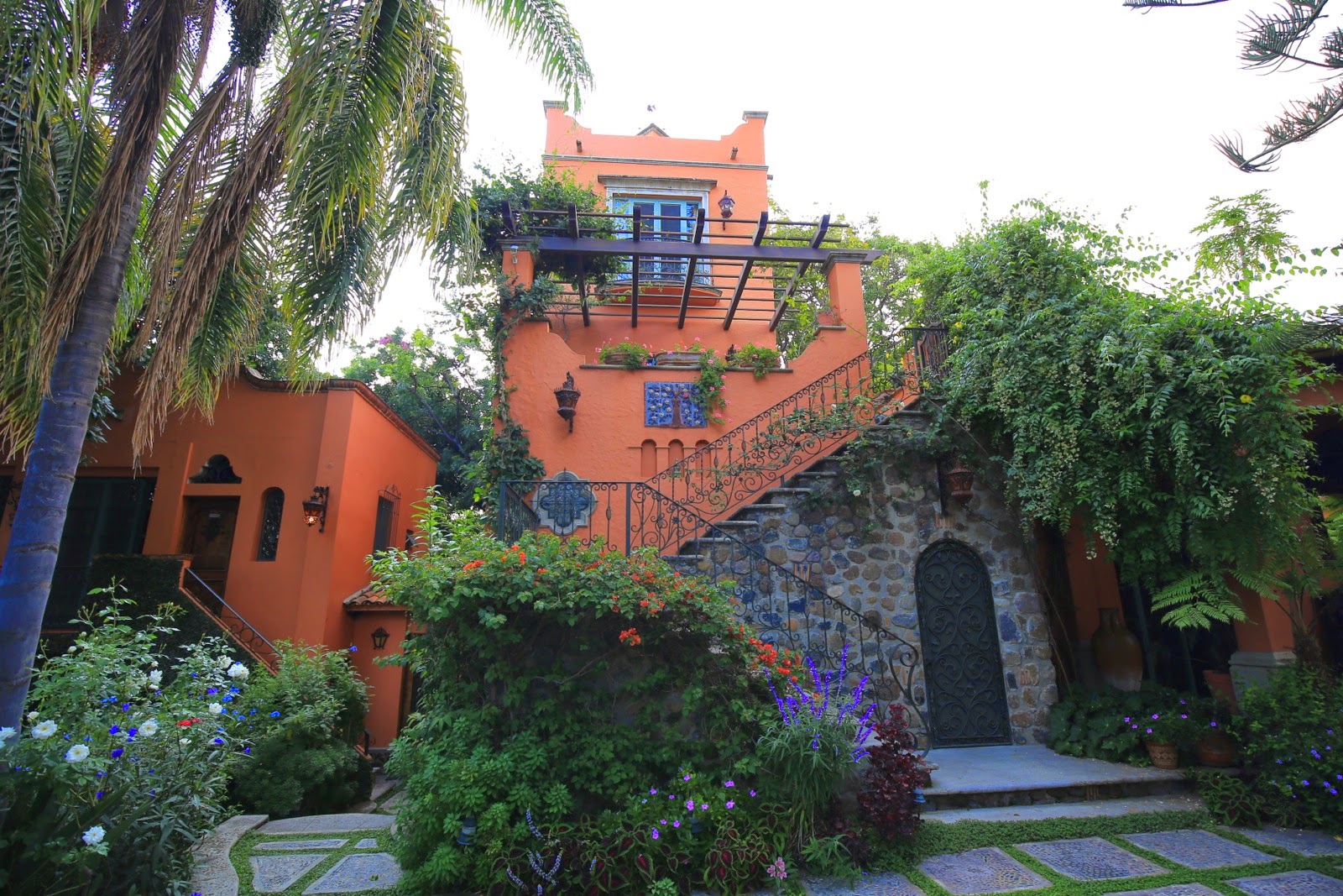 Hacienda orange et jardin fleuri à Ajijic