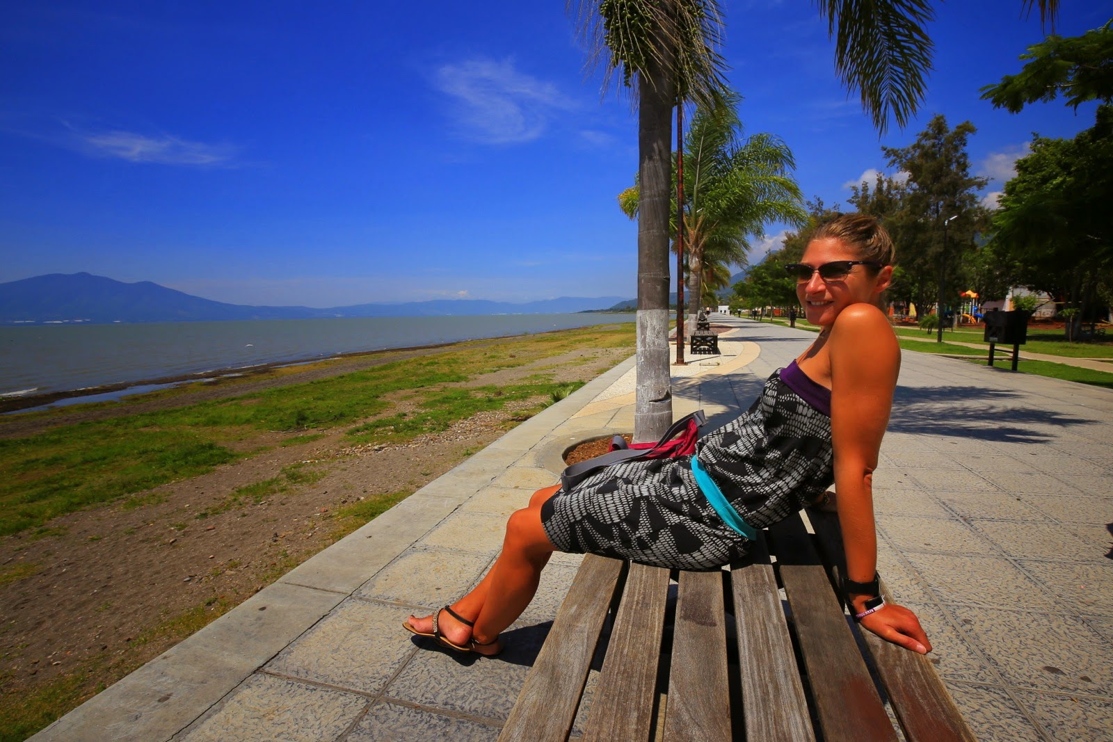 Pause sur un banc au bord du lac