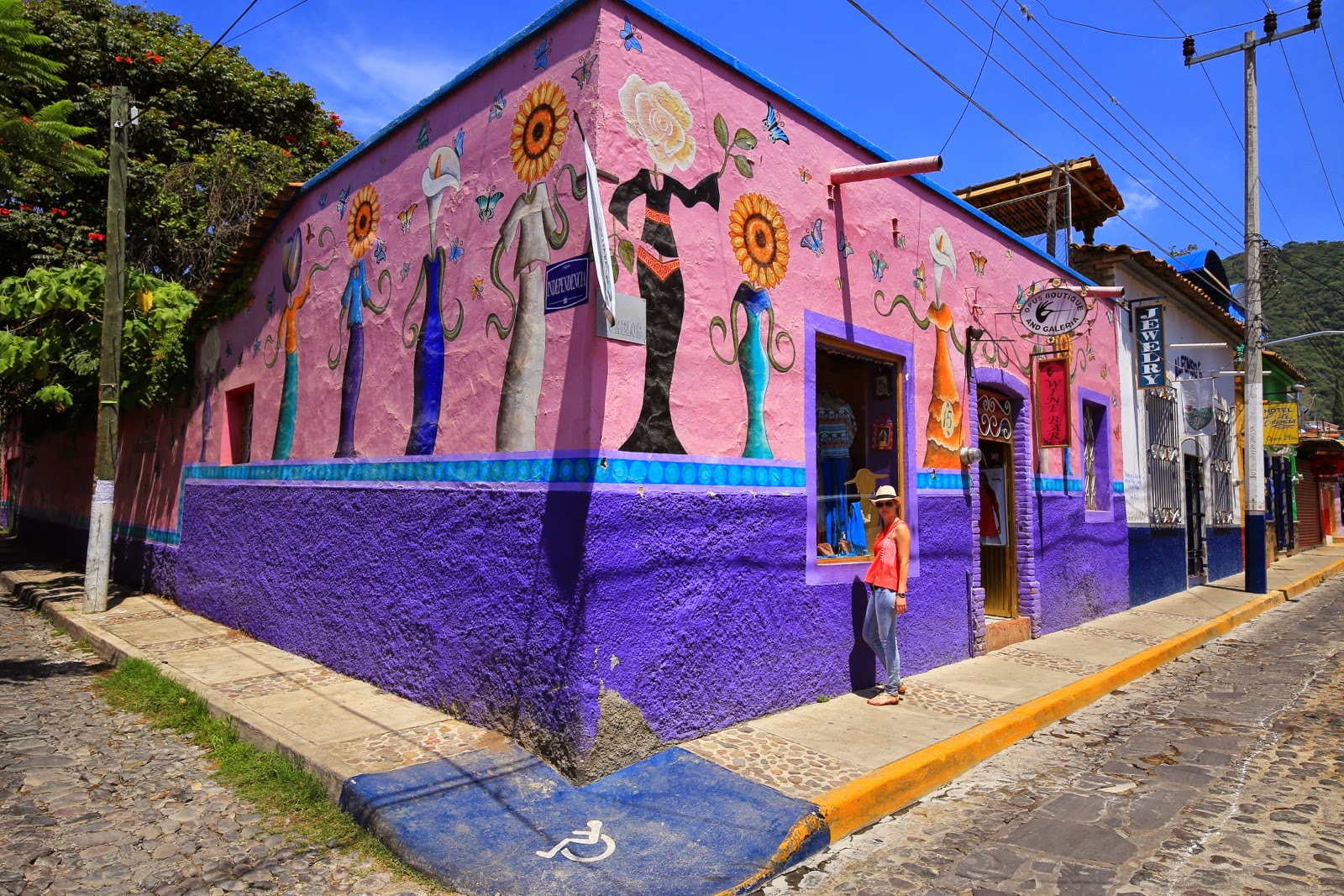 Maison peinte de couleurs vives