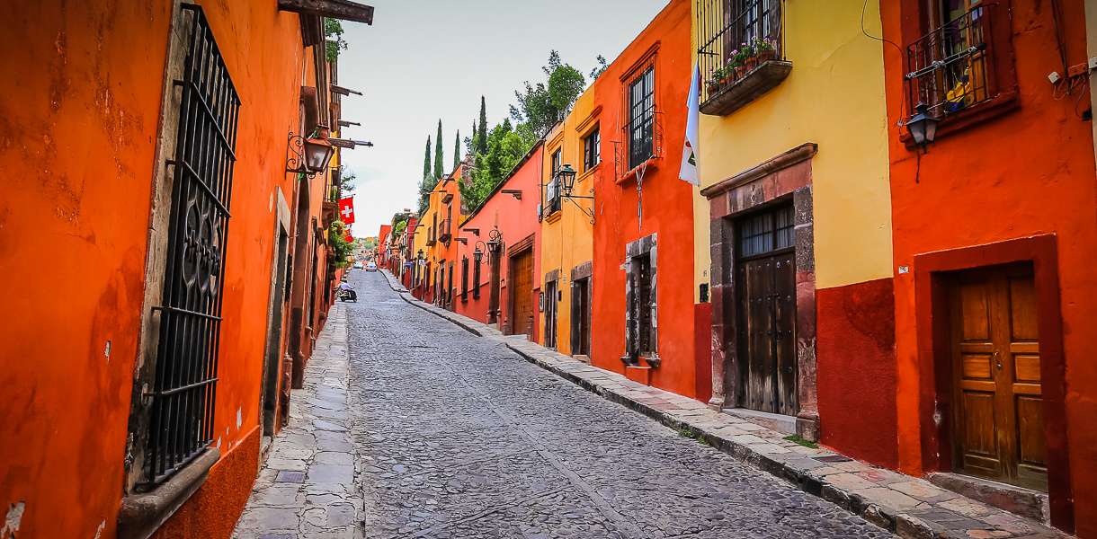 Ruelle pavée aux façades colorées de San Miguel de Allende