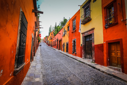 Ruelle pavée aux façades colorées de San Miguel de Allende