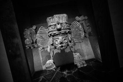 Sculpture aztèque en noir et blanc