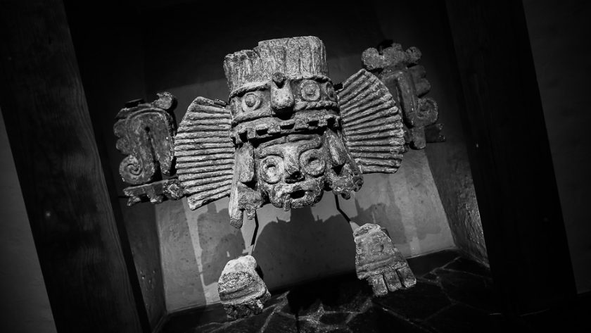 Sculpture aztèque en noir et blanc