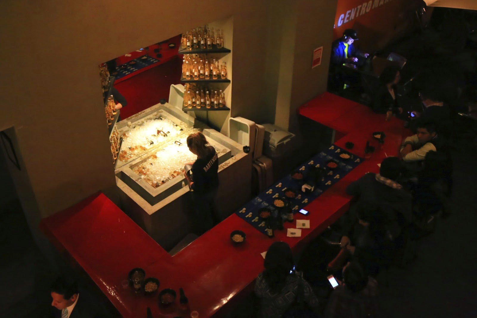 Bar vu d’en haut dans la cour du Downtown