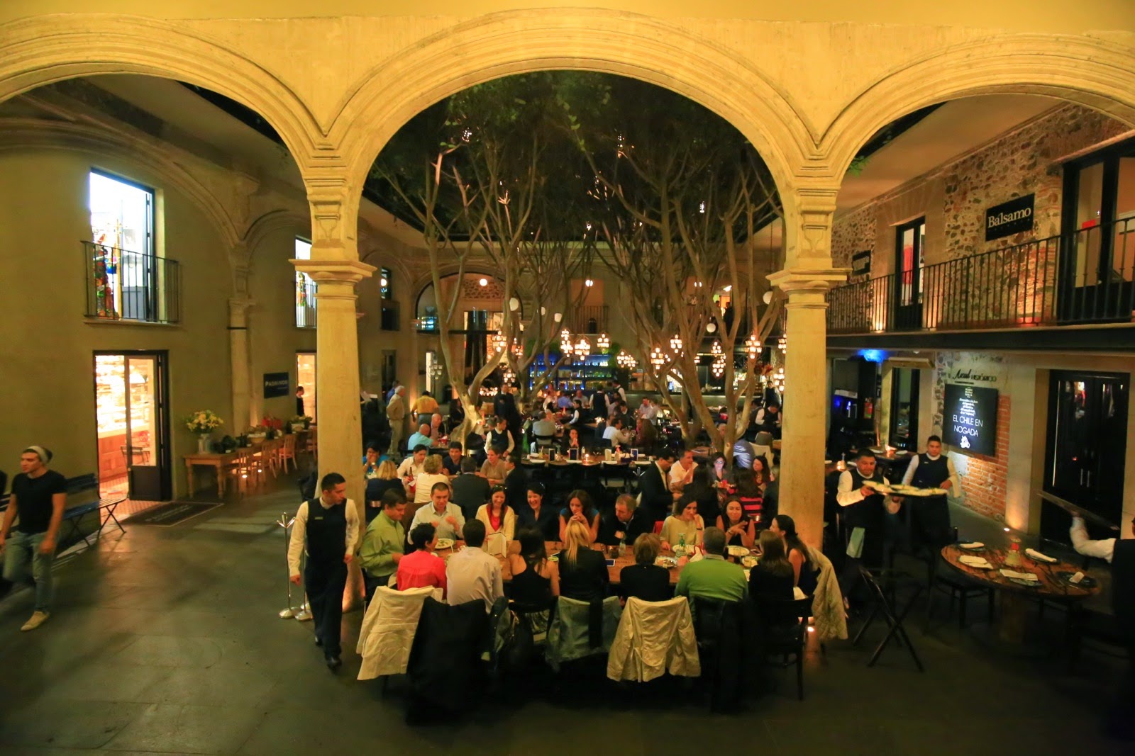 Patio éclairé d’une ancienne fabrique coloniale transformé en restaurant