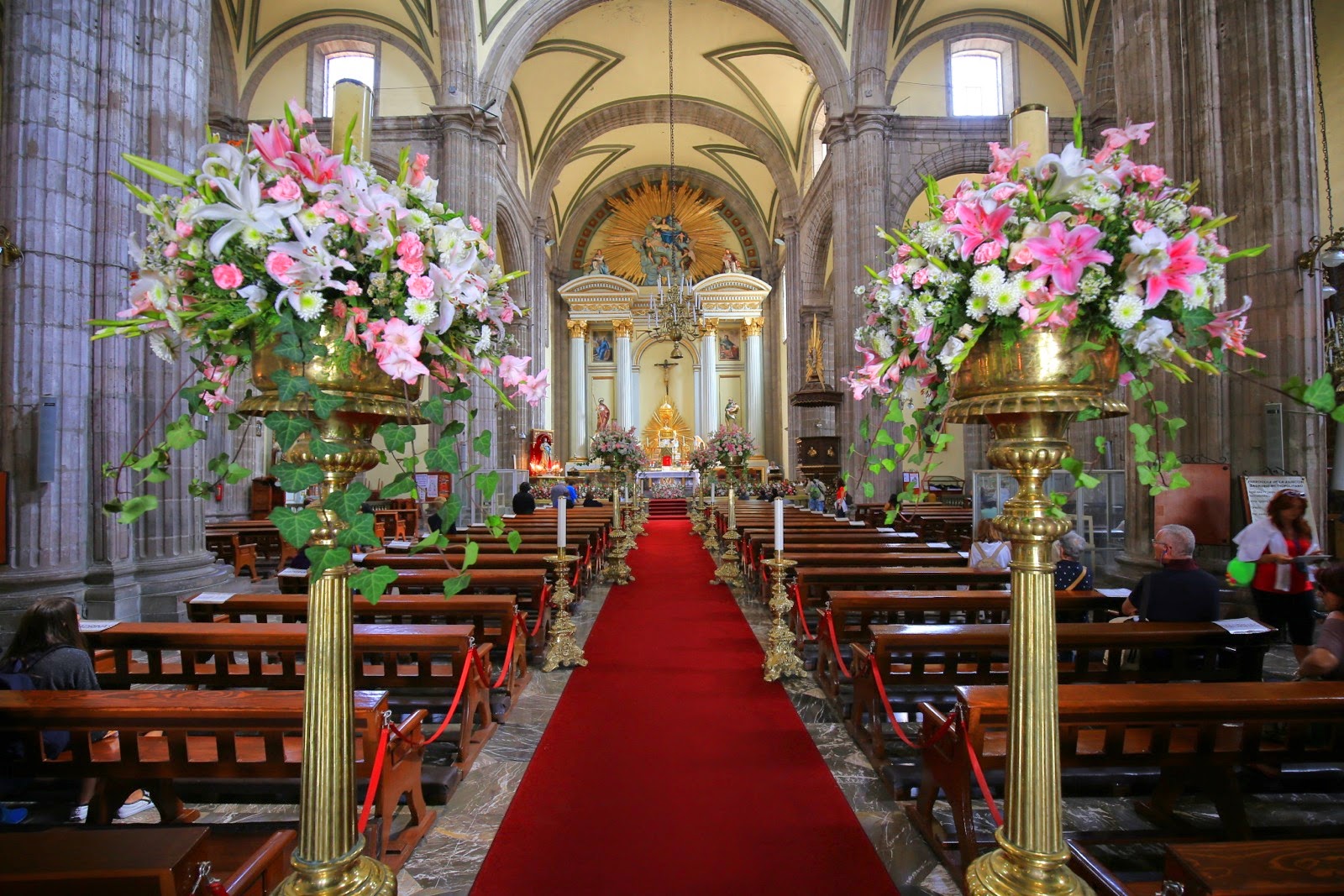 Allée fleurie menant à l’autel d’une église