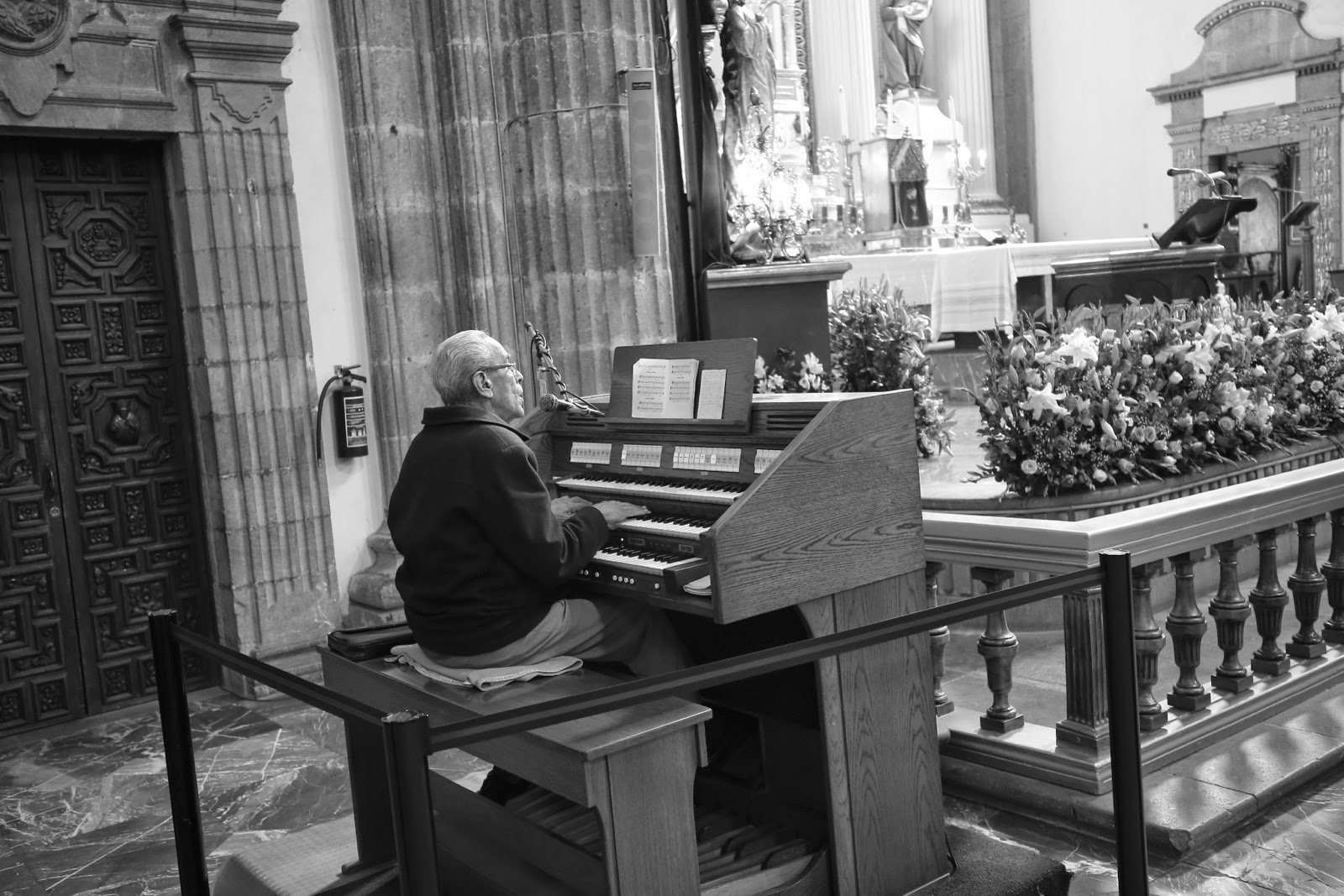 Organiste dans une église, en noir et blanc