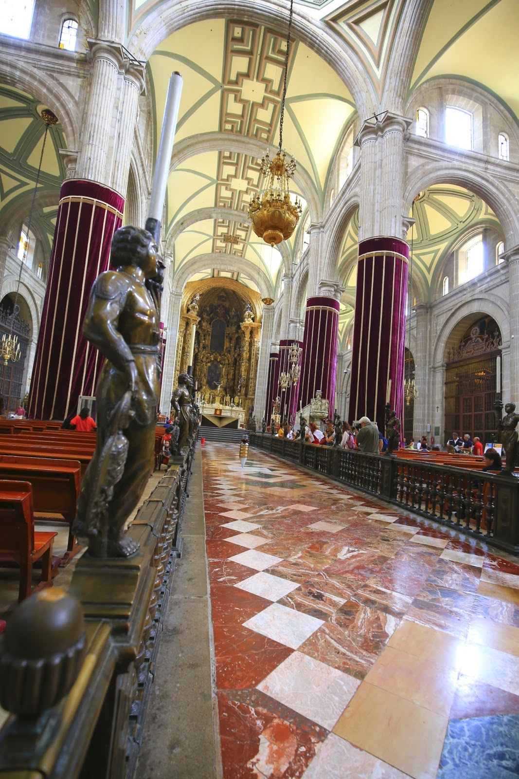 Statue dans la nef de la cathédrale