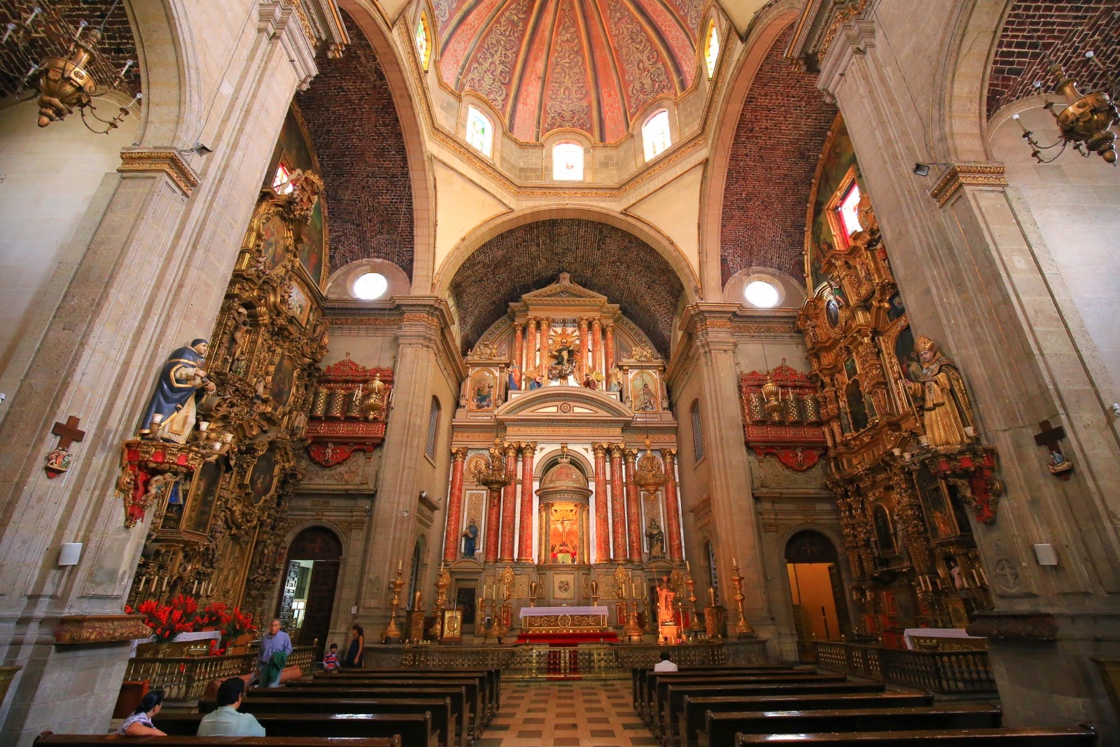 Intérieur doré d’une église du centre