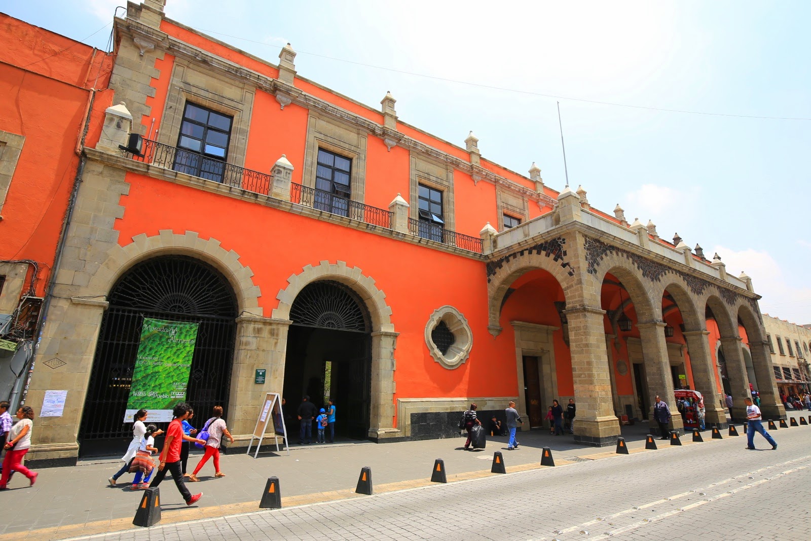 Façade rouge à arcades du centre historique