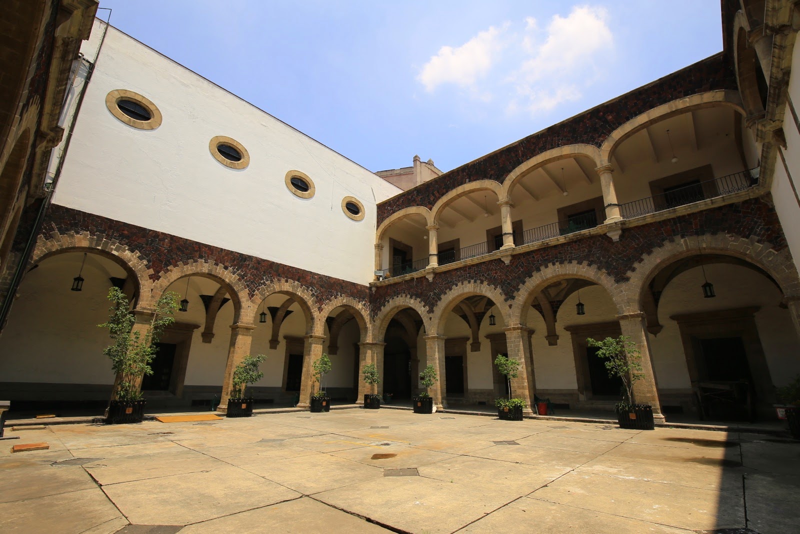 Cour à arcades d’un bâtiment colonial