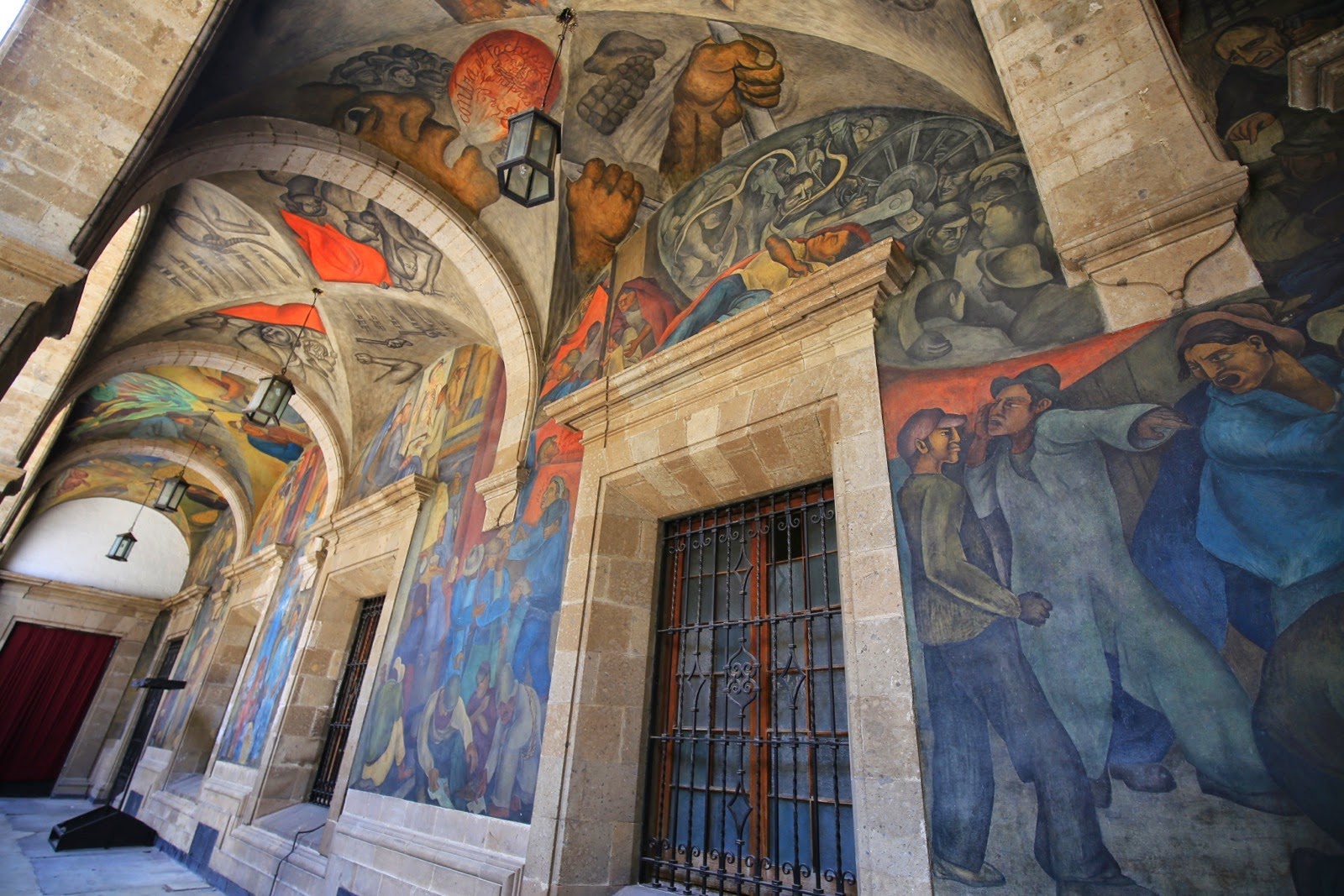 Fresques murales sous les arcades d’un patio