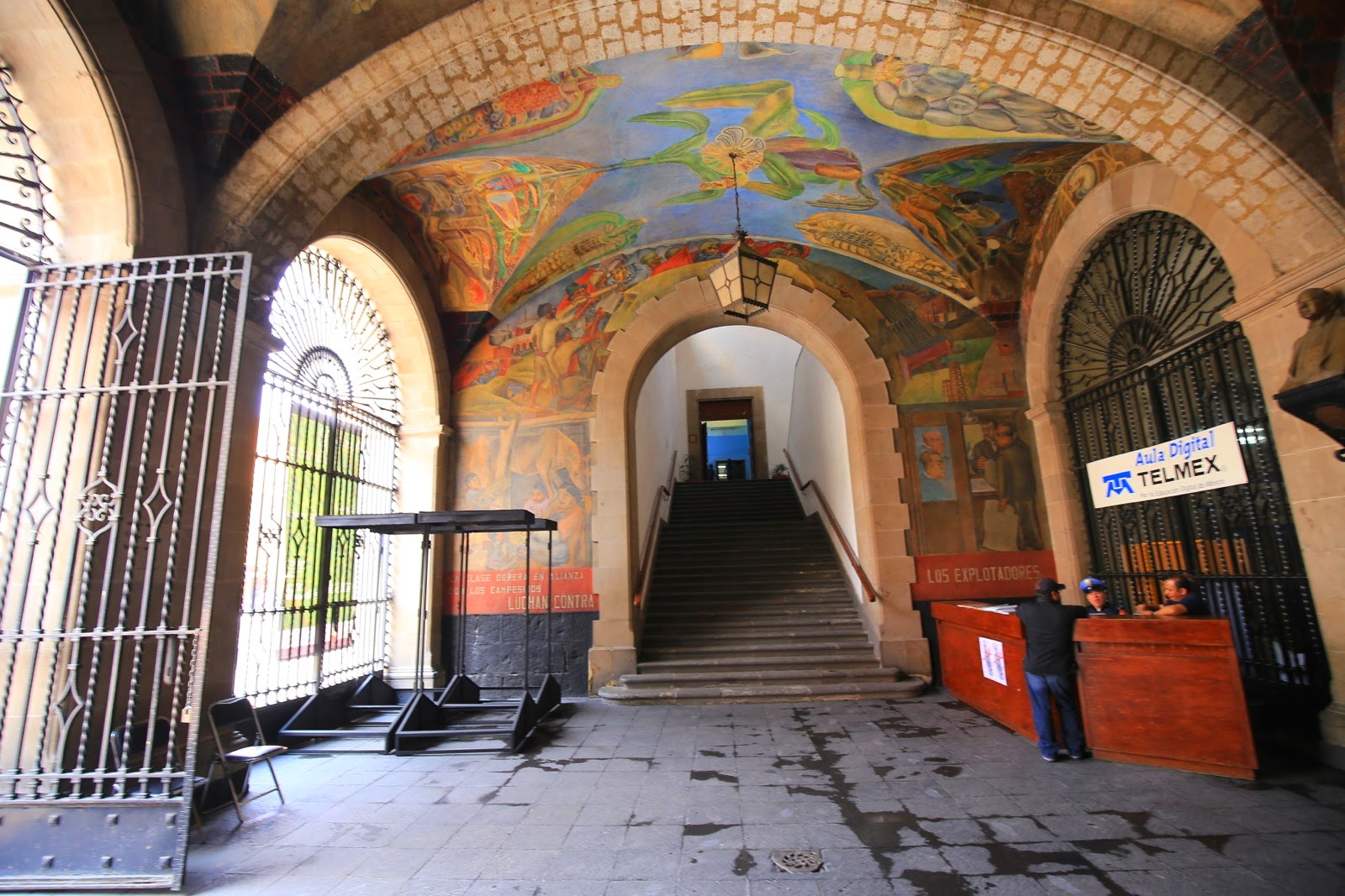 Escalier et voûtes peintes d’un édifice colonial