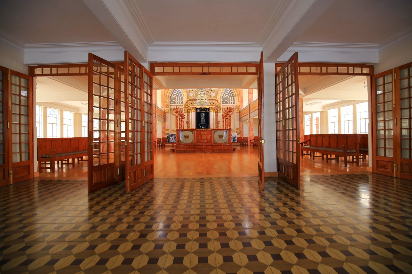 Portes vitrées et parquet de la synagogue