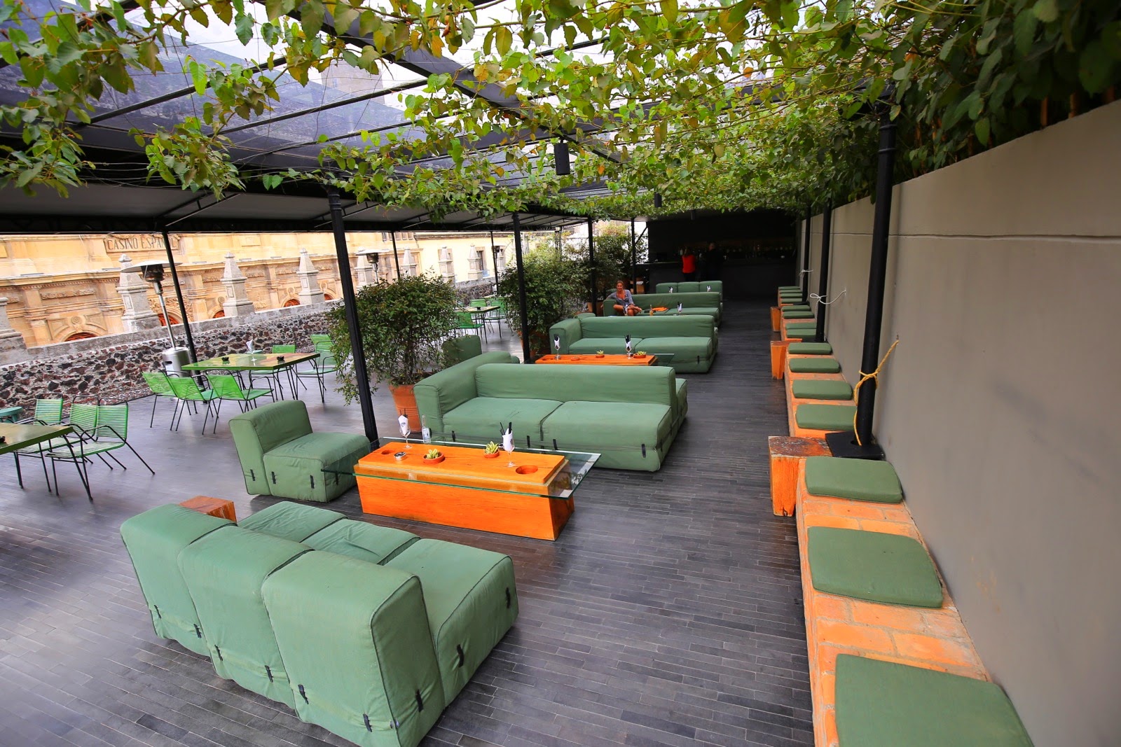 Terrasse lounge sur le toit de l’auberge de jeunesse
