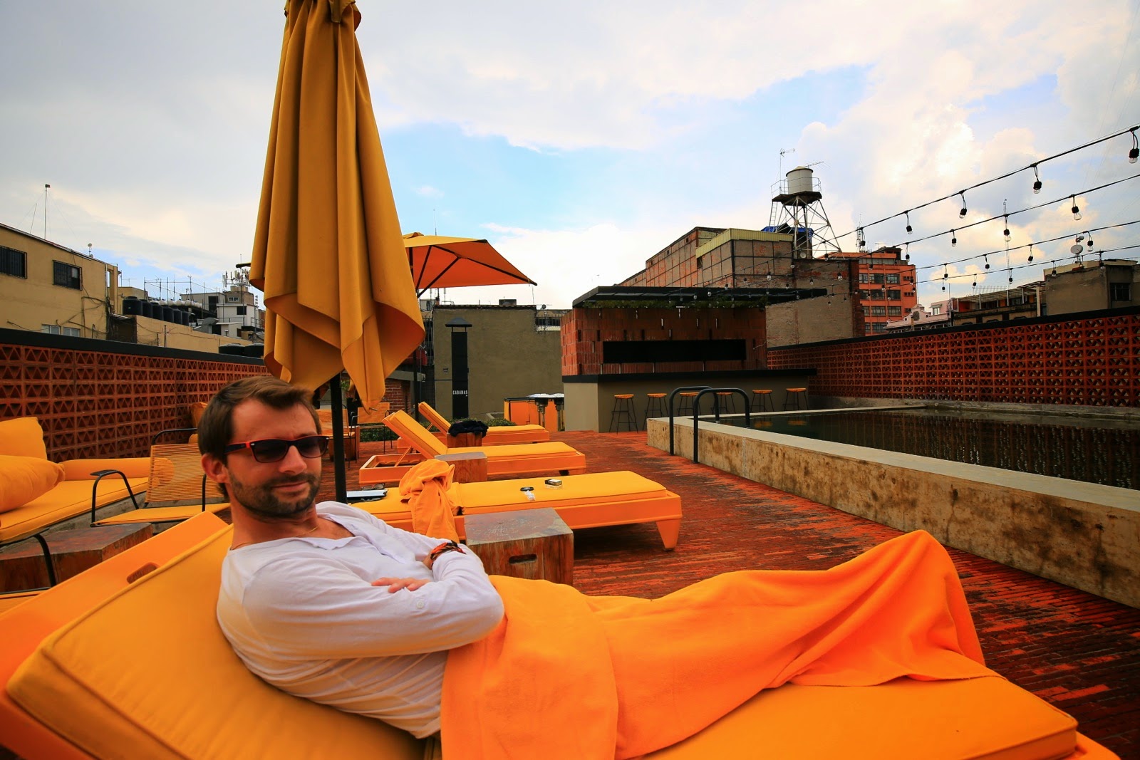Détente sur les transats orange du rooftop