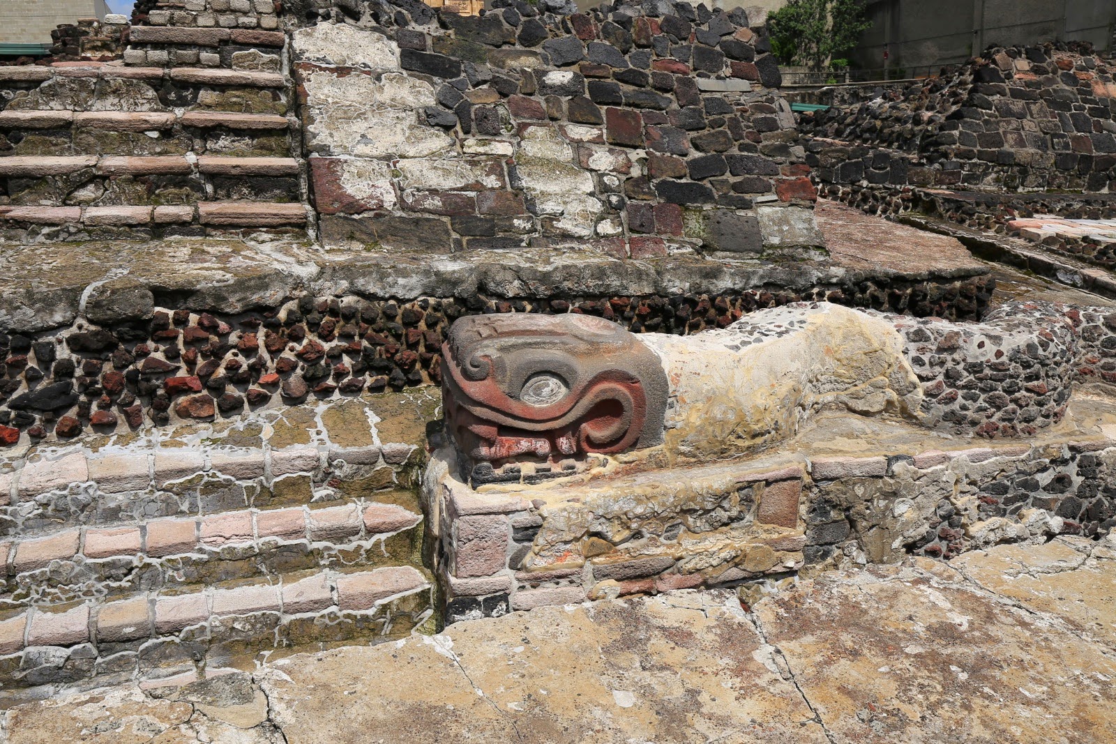 Tête de serpent sculptée sur les marches du temple