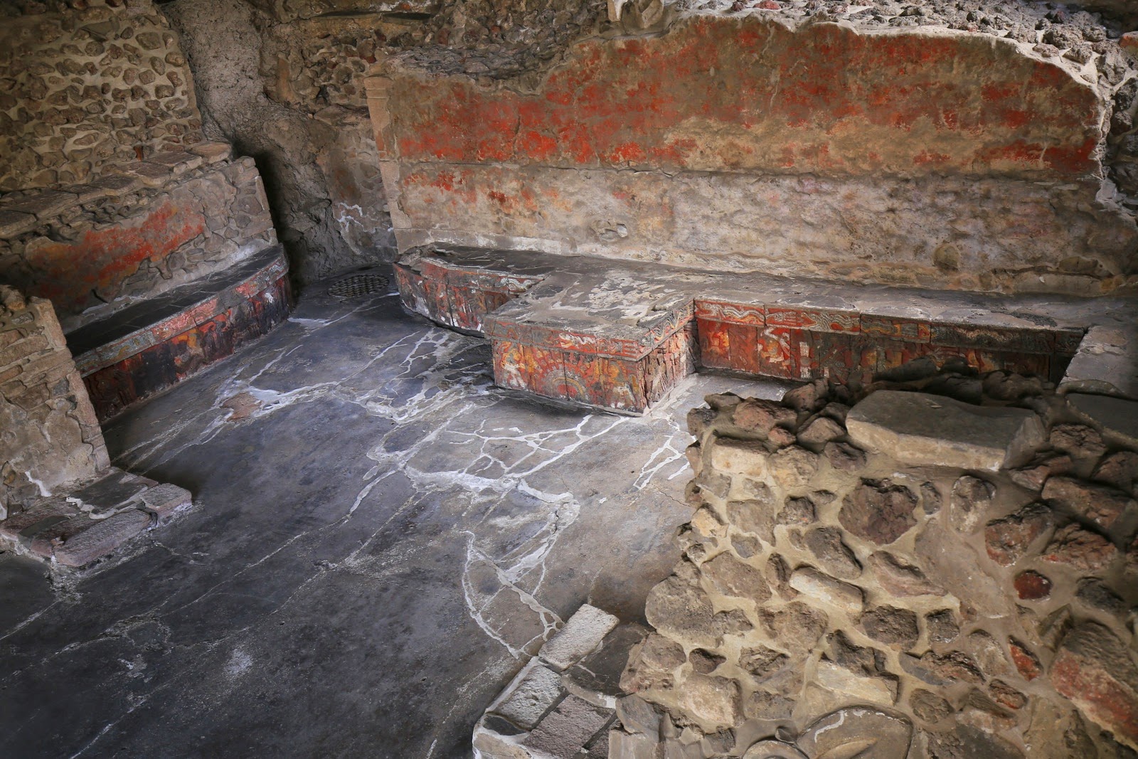 Banc peint en rouge dans une salle des ruines
