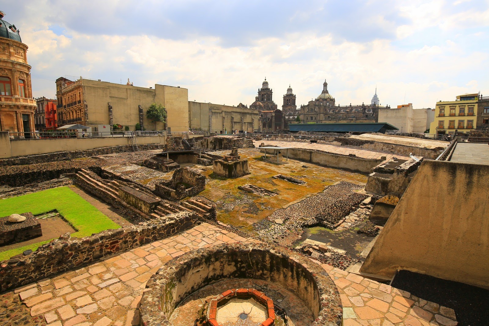 Ruines du Templo Mayor devant la cathédrale de Mexico