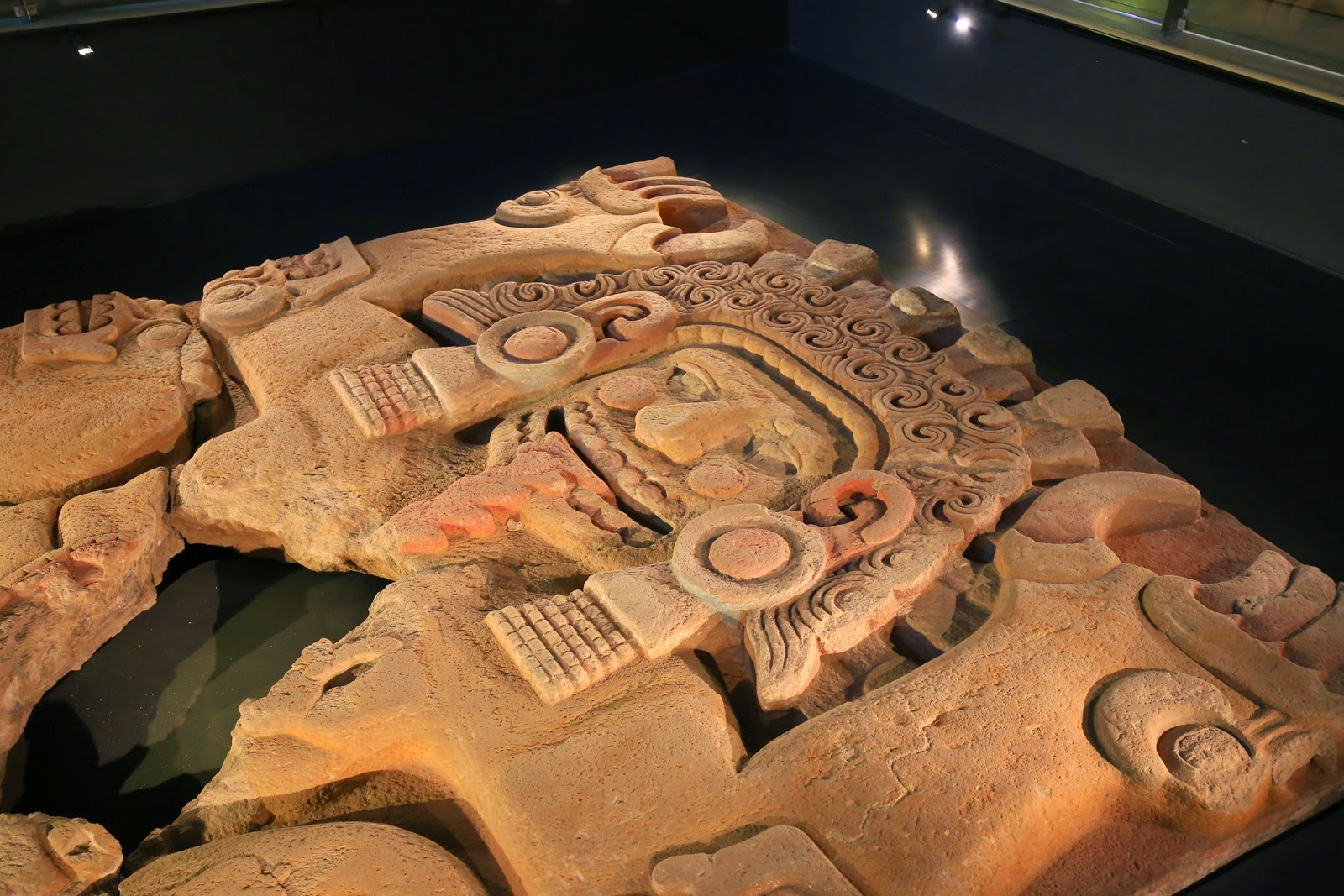 Grand monolithe sculpté exposé au musée