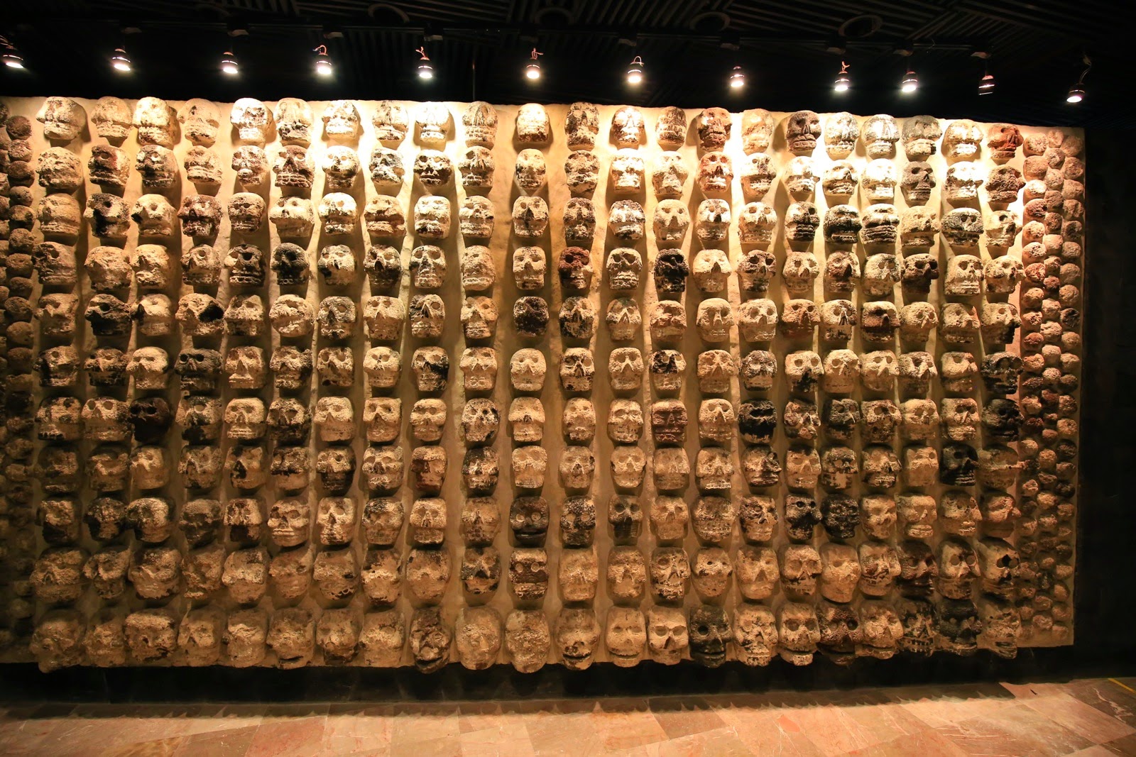 Mur de crânes sculptés au musée du Templo Mayor