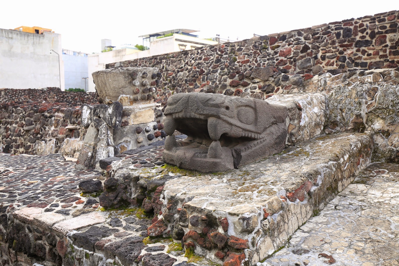 Sculpture de serpent dans les ruines