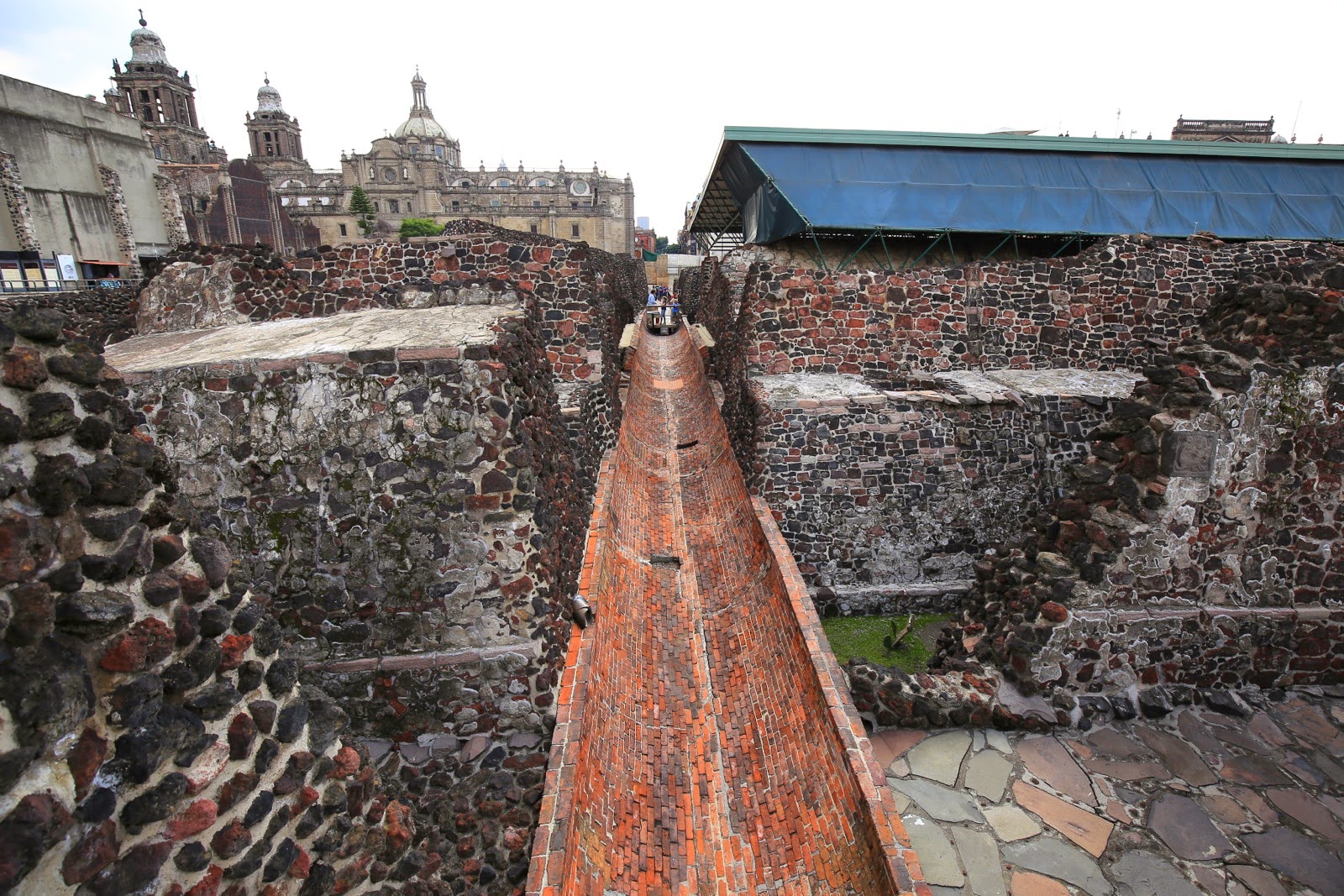 Passerelle et vestiges des couches successives du temple