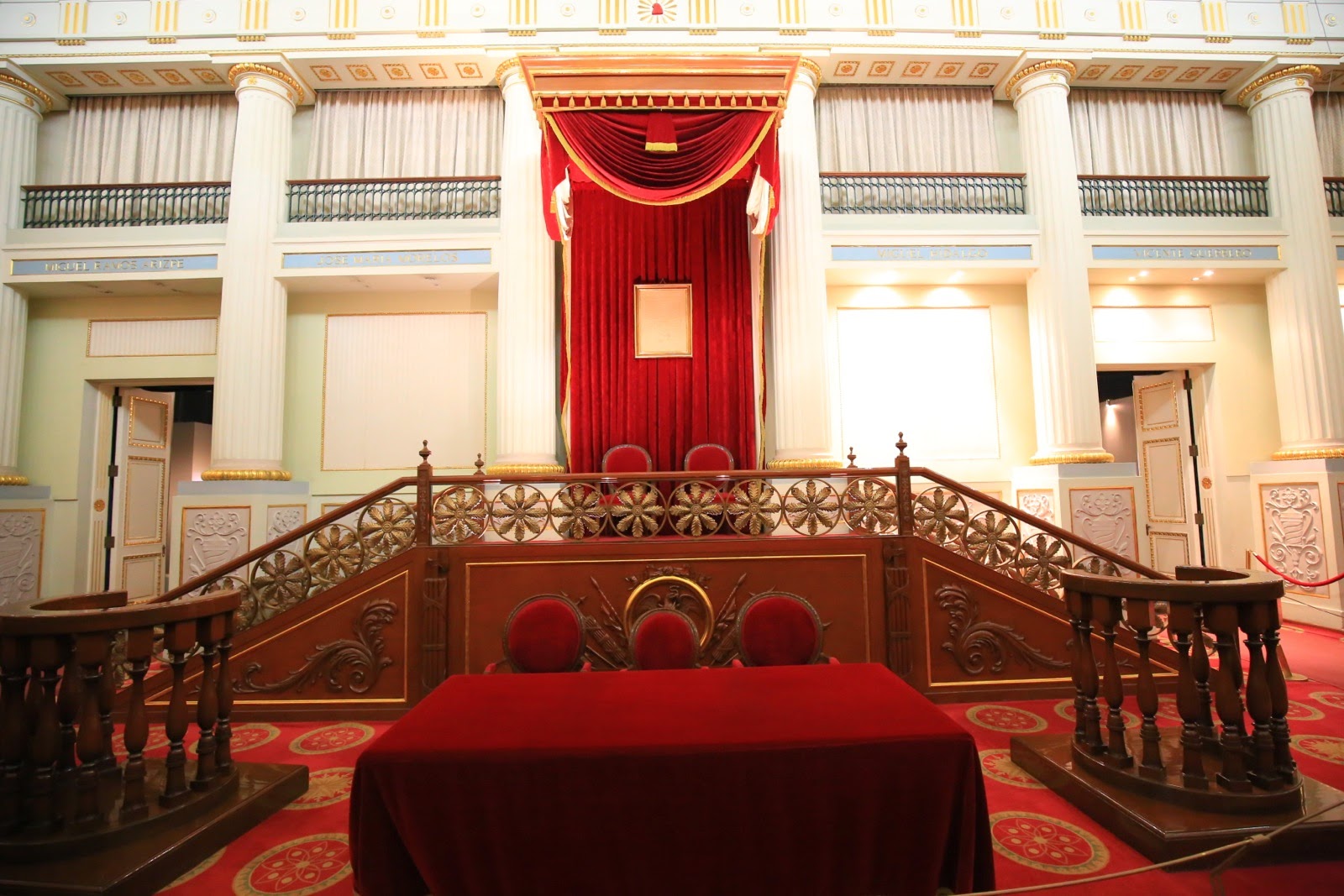 Tribune rouge d’une salle d’honneur du palais