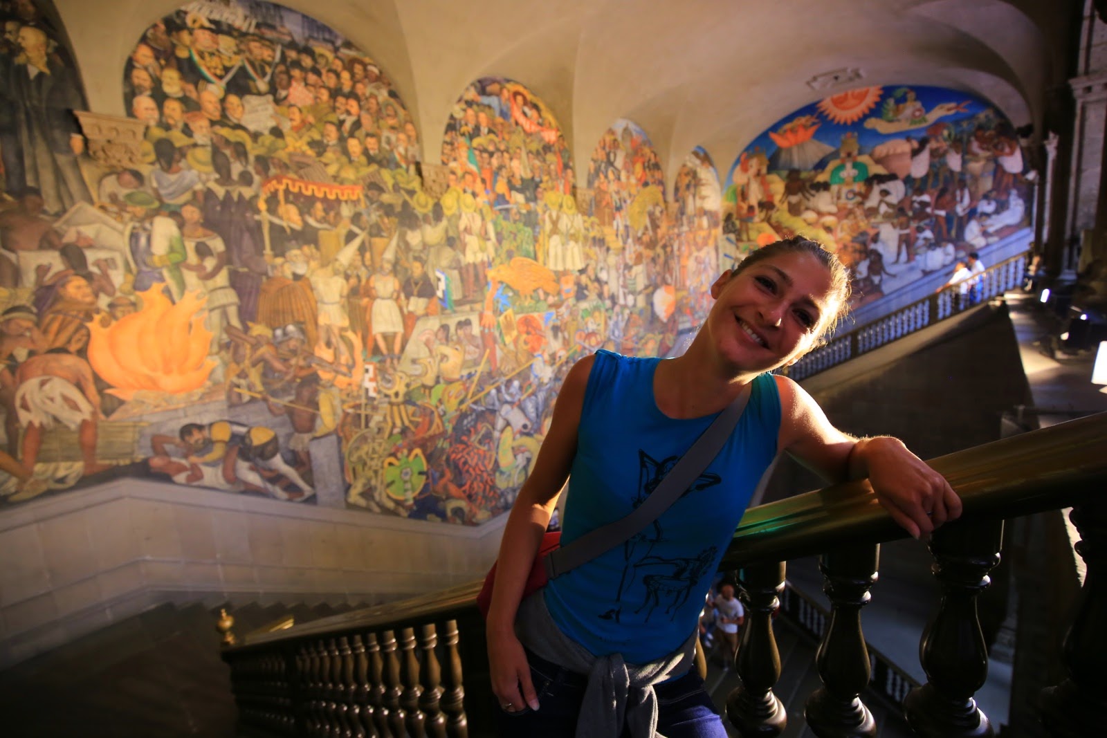 Devant les fresques de Diego Rivera